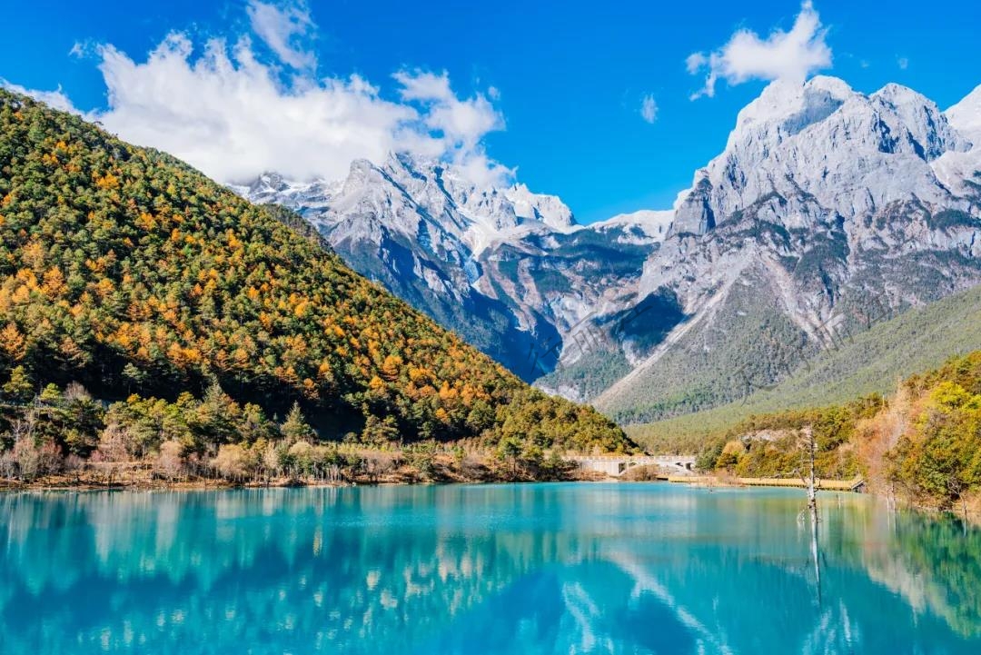 玉龍雪山的夏天繽紛多彩，玩一次“夏天的雪”最美的風(fēng)景與你不期而遇。